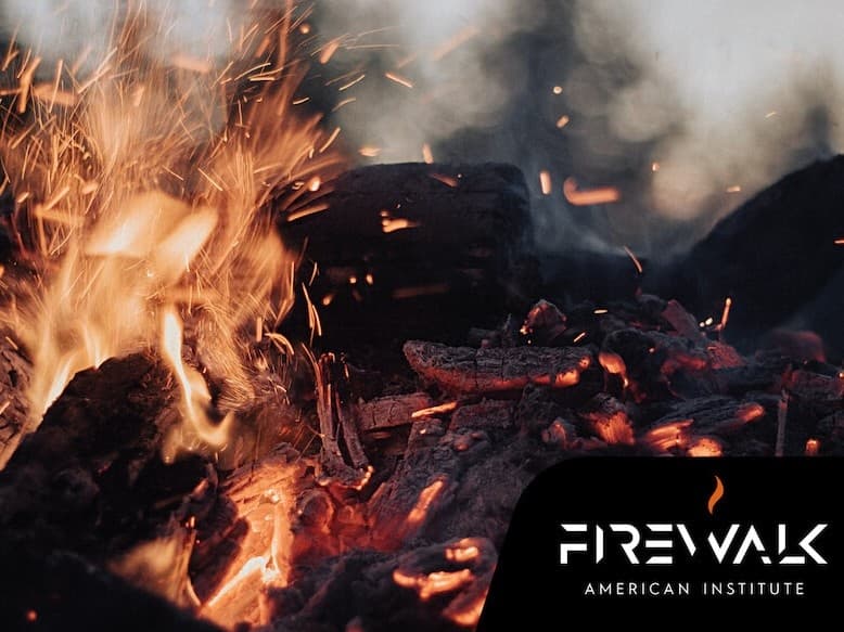 Brasas de una caminata sobre fuego de Firewalk