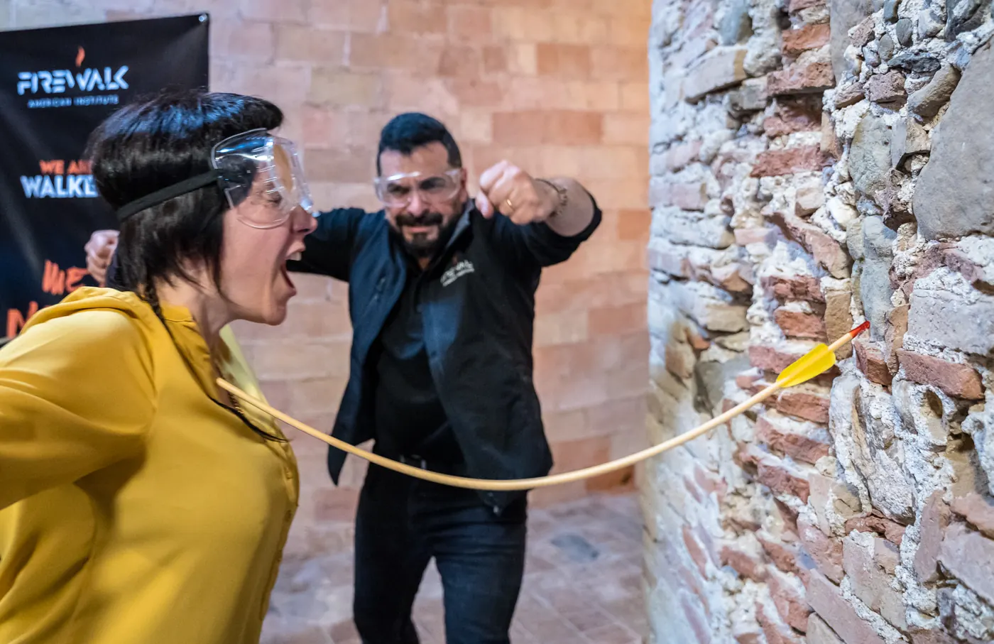 Participante rompiendo una flecha apoyada en la garganta