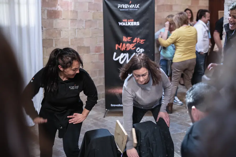 Participante rompiendo una tabla con la mano