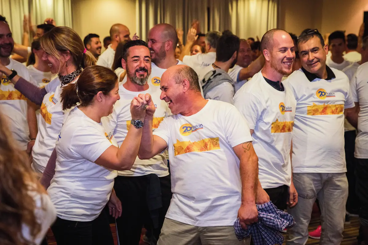 Participantes celebrando después de cruzar el fuego