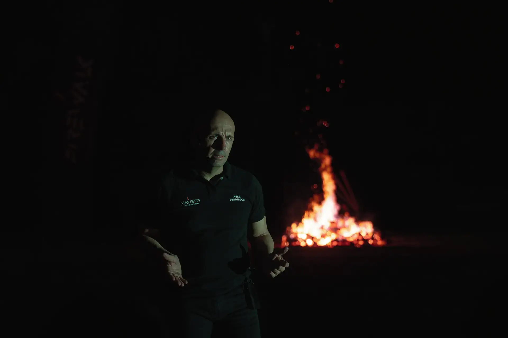 Rafa Rodríguez junto al fuego en una edición de la certificación de firewalking