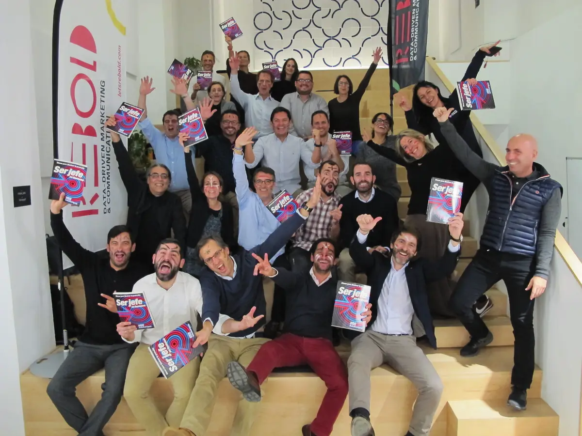 Un equipo celebra con ejemplares de Ser Jefe es Humano