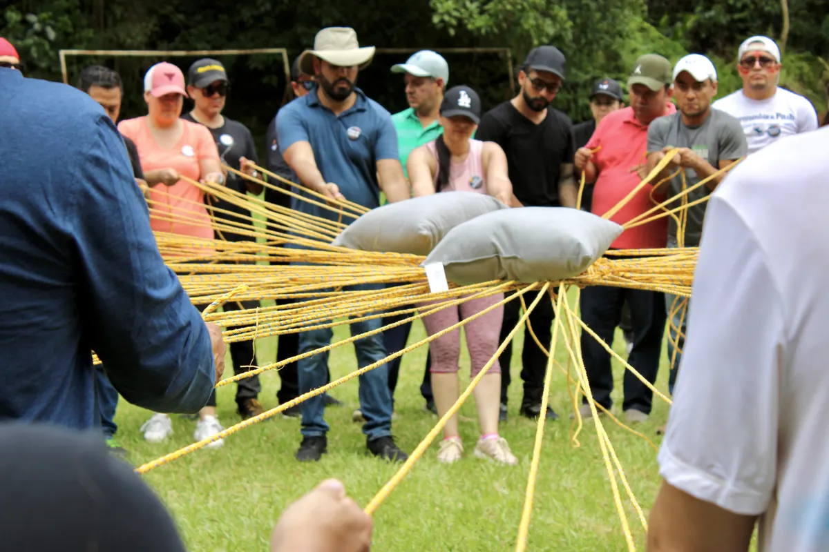 Ejercicio de coaching de equipos con cuerdas al aire libre