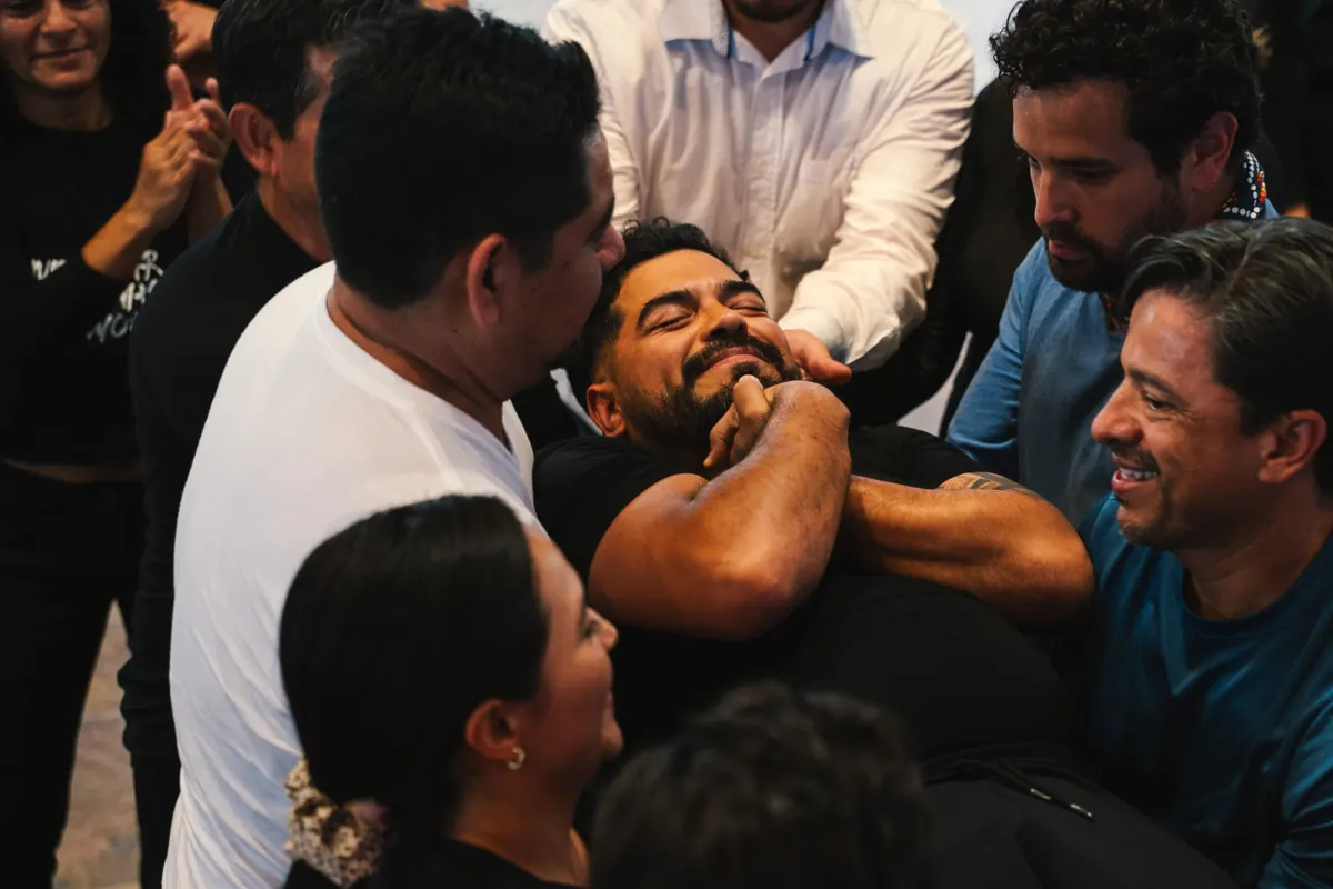 Grupo celebrando una dinámica de confianza