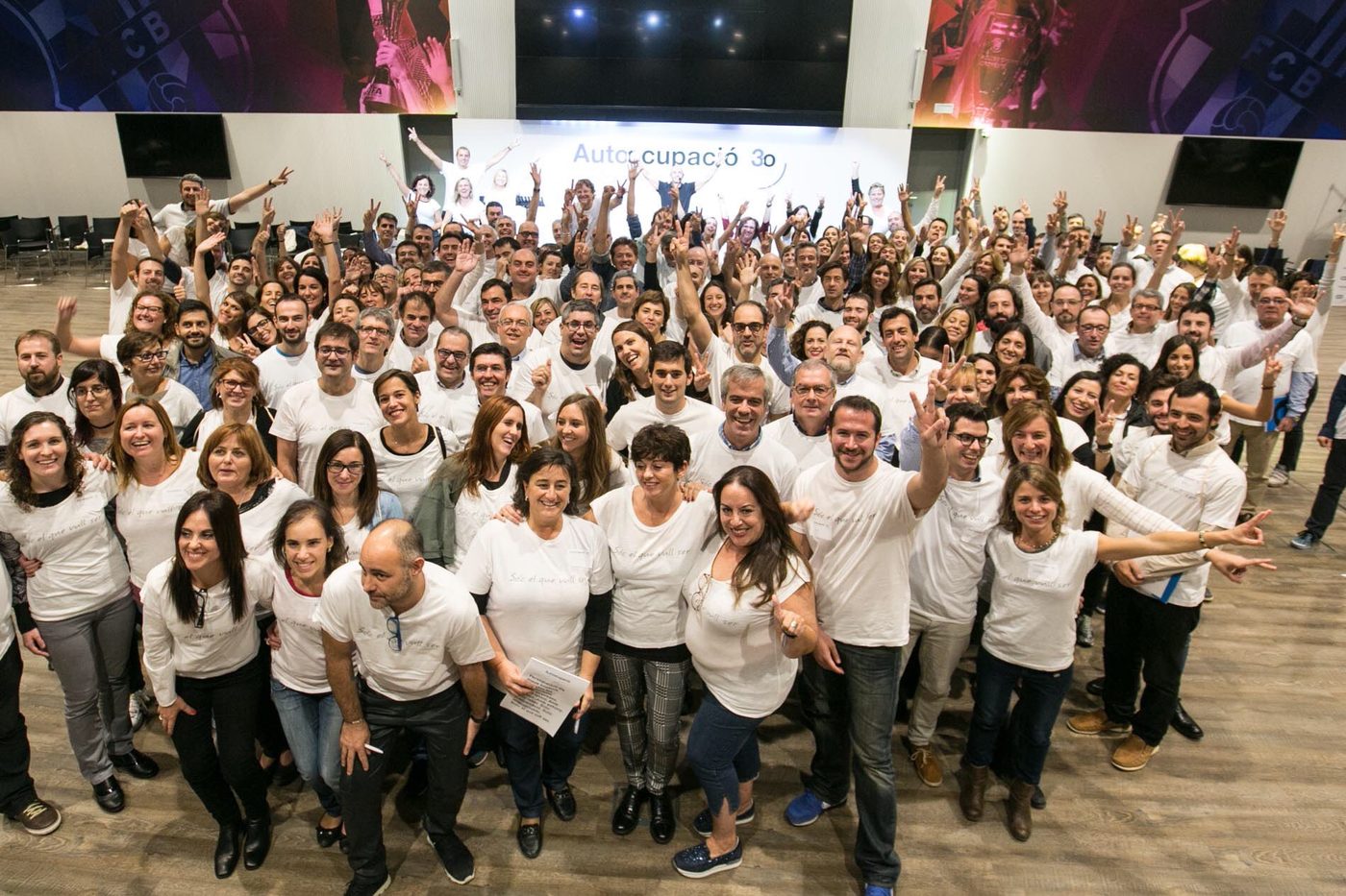 Cohesión de equipo: plantilla de una empresa celebrando tras un programa de alto impacto